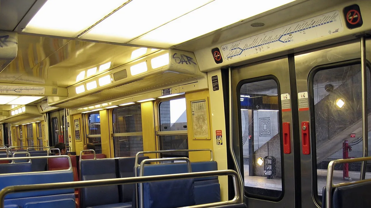 Intérieur d'une rame du RER B à Roissy-Charles-de-Gaulle, photographié en 2007