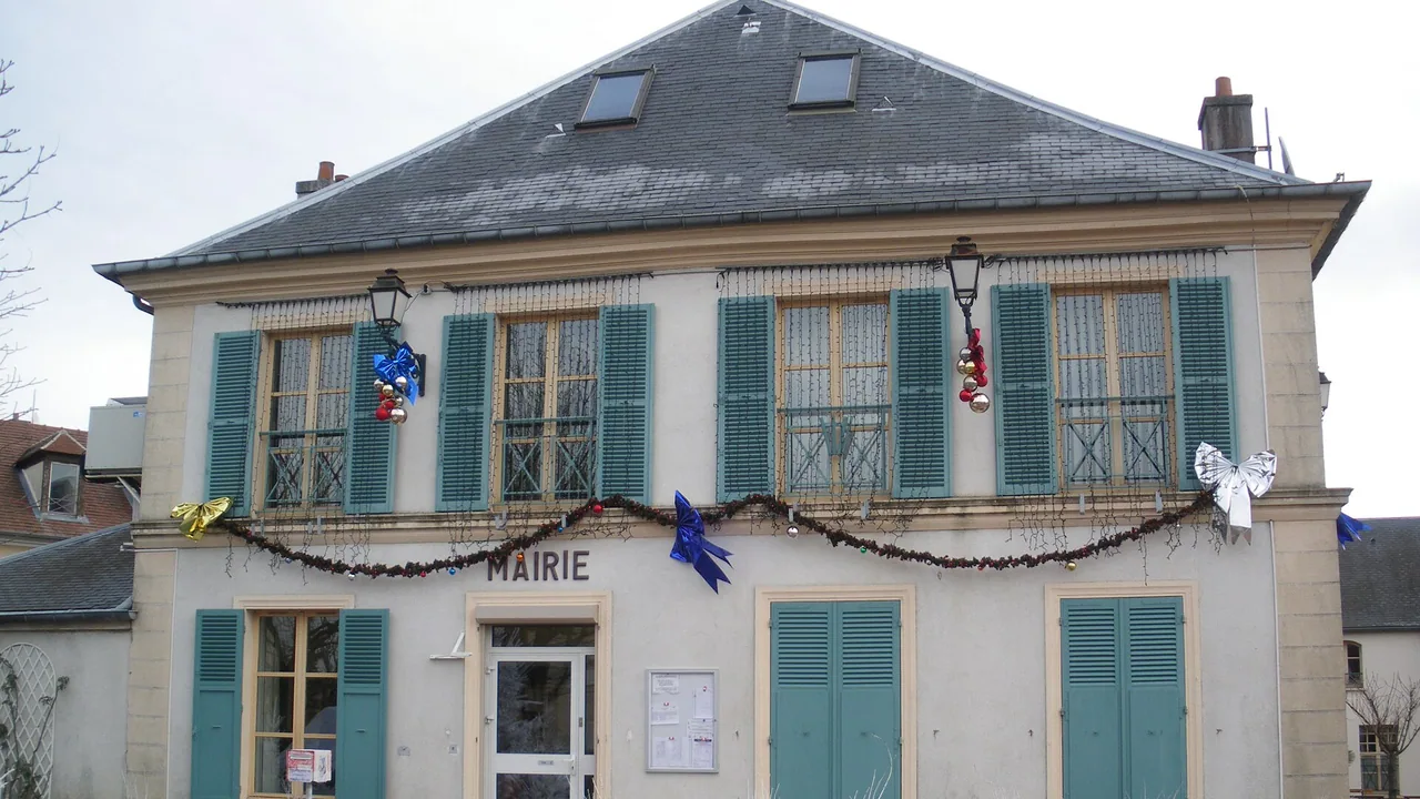 Mairie de Saclay photographiée en 2008, vue de la commune sans représenter la ressourcerie