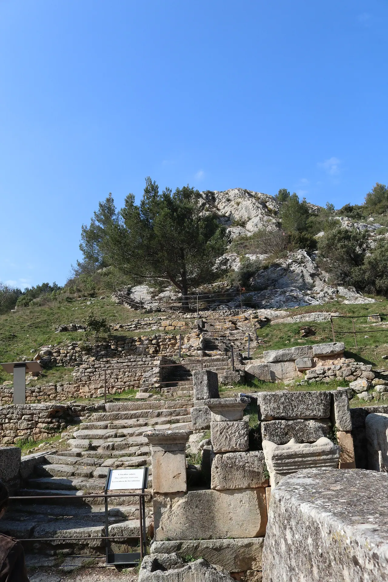 Escalier antique salyen reliant la source au sanctuaire sur le site archéologique de Glanum