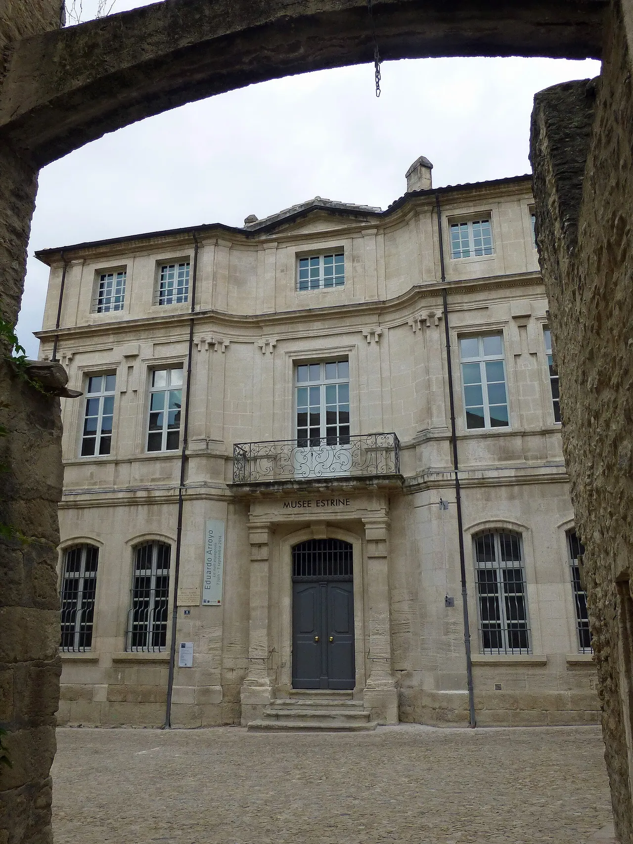 Façade du musée Estrine dans le centre historique de Saint-Rémy-de-Provence