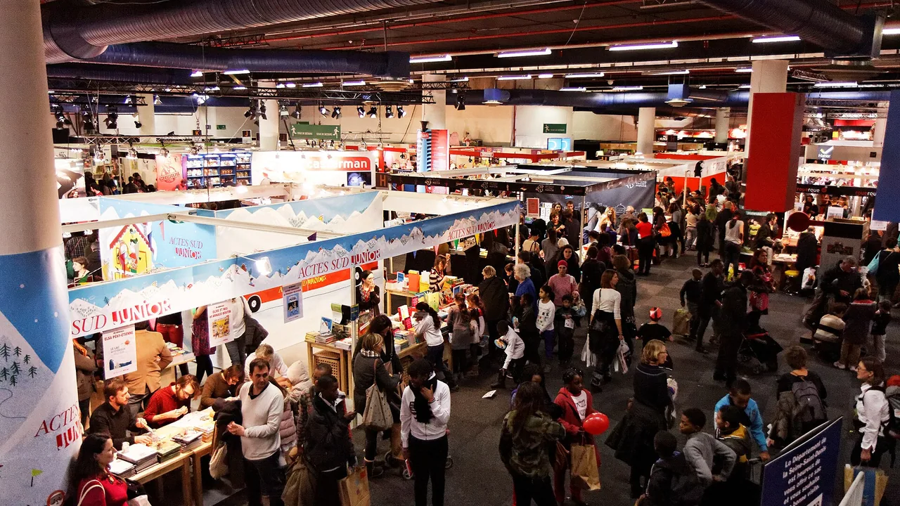 Vue d'ensemble des stands et des visiteurs du Salon du livre et de la presse jeunesse à Montreuil en 2012, hors édition 2026
