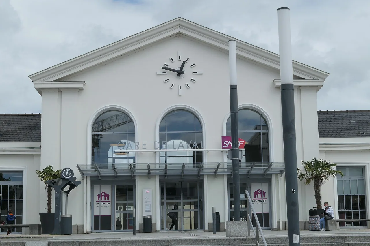 Façade principale de la gare ferroviaire de Laval en Mayenne