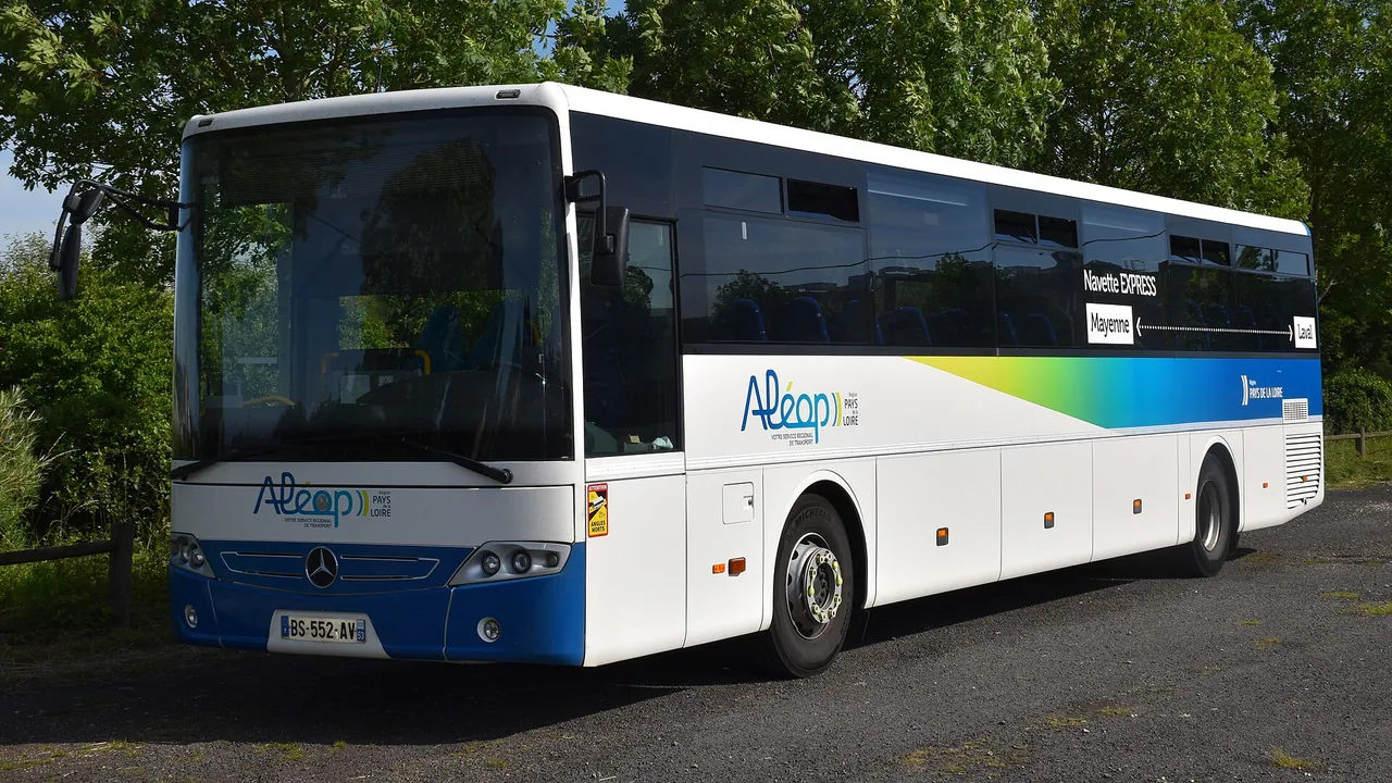 Autocar Aléop du réseau régional photographié en Mayenne