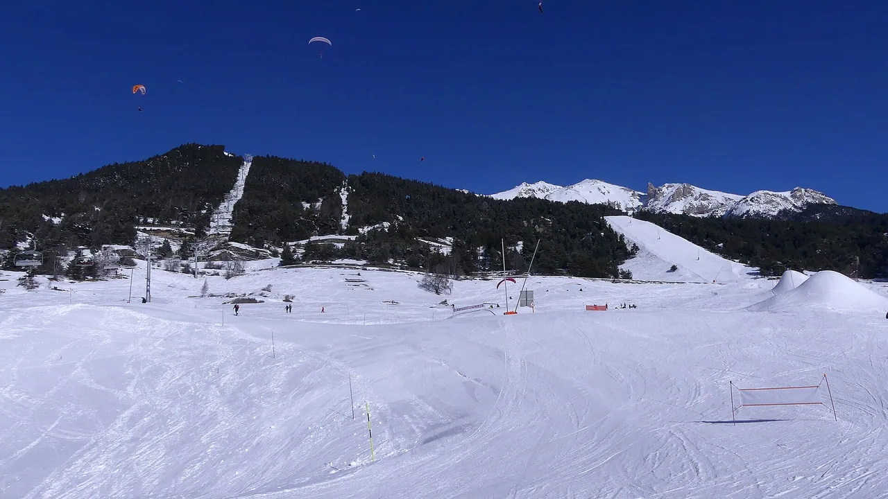 Front de neige et remontées mécaniques de la station d'Aussois, photographiés en janvier 2023, et non pendant l'hiver 2026-2027.