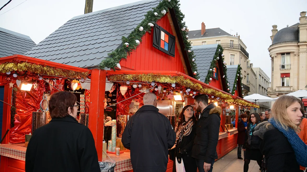 Chalets du marché de Noël d'une édition antérieure, place du Ralliement à Angers