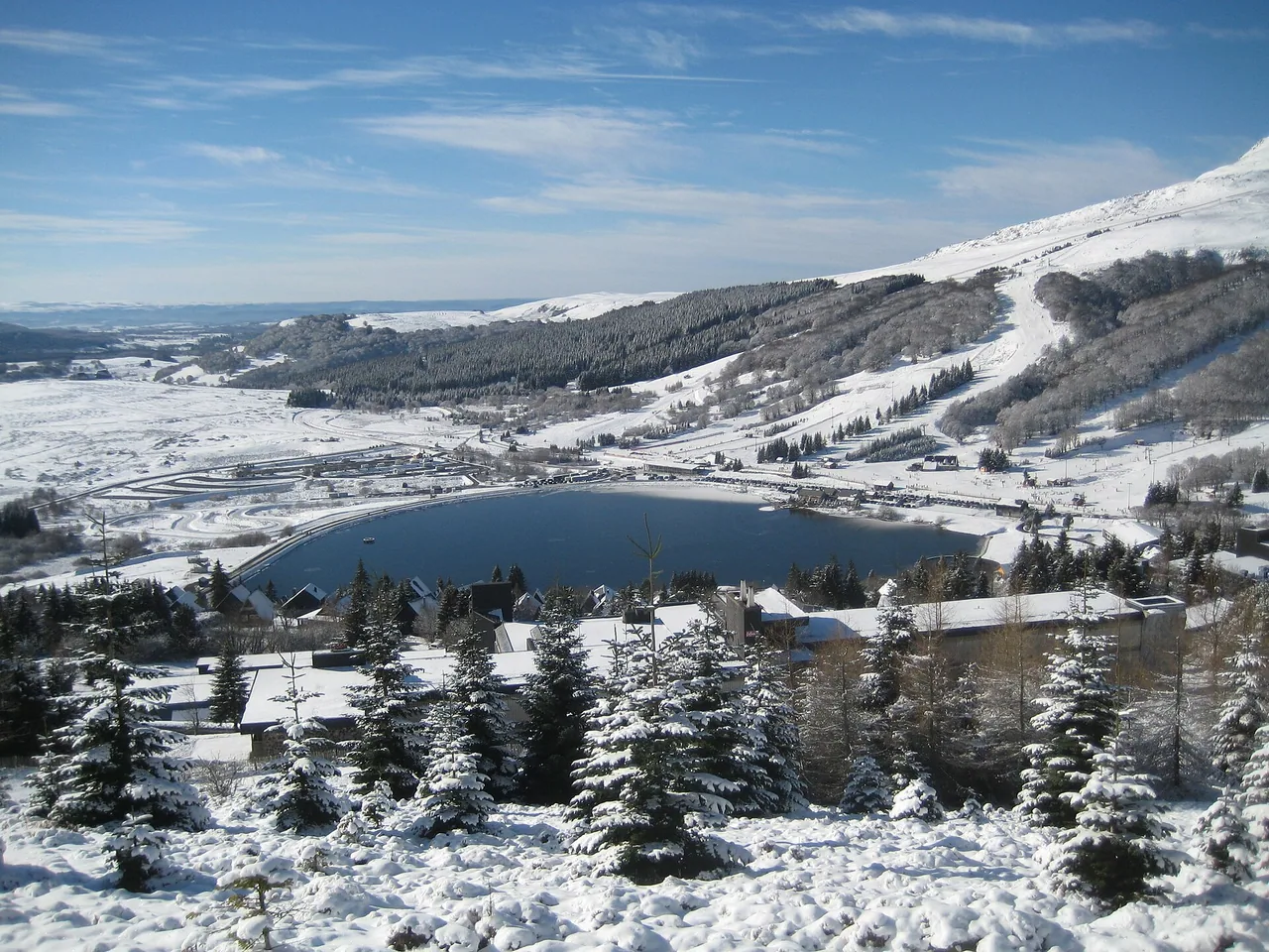 Vue de la station enneigée de Super-Besse et du lac des Hermines en janvier 2015