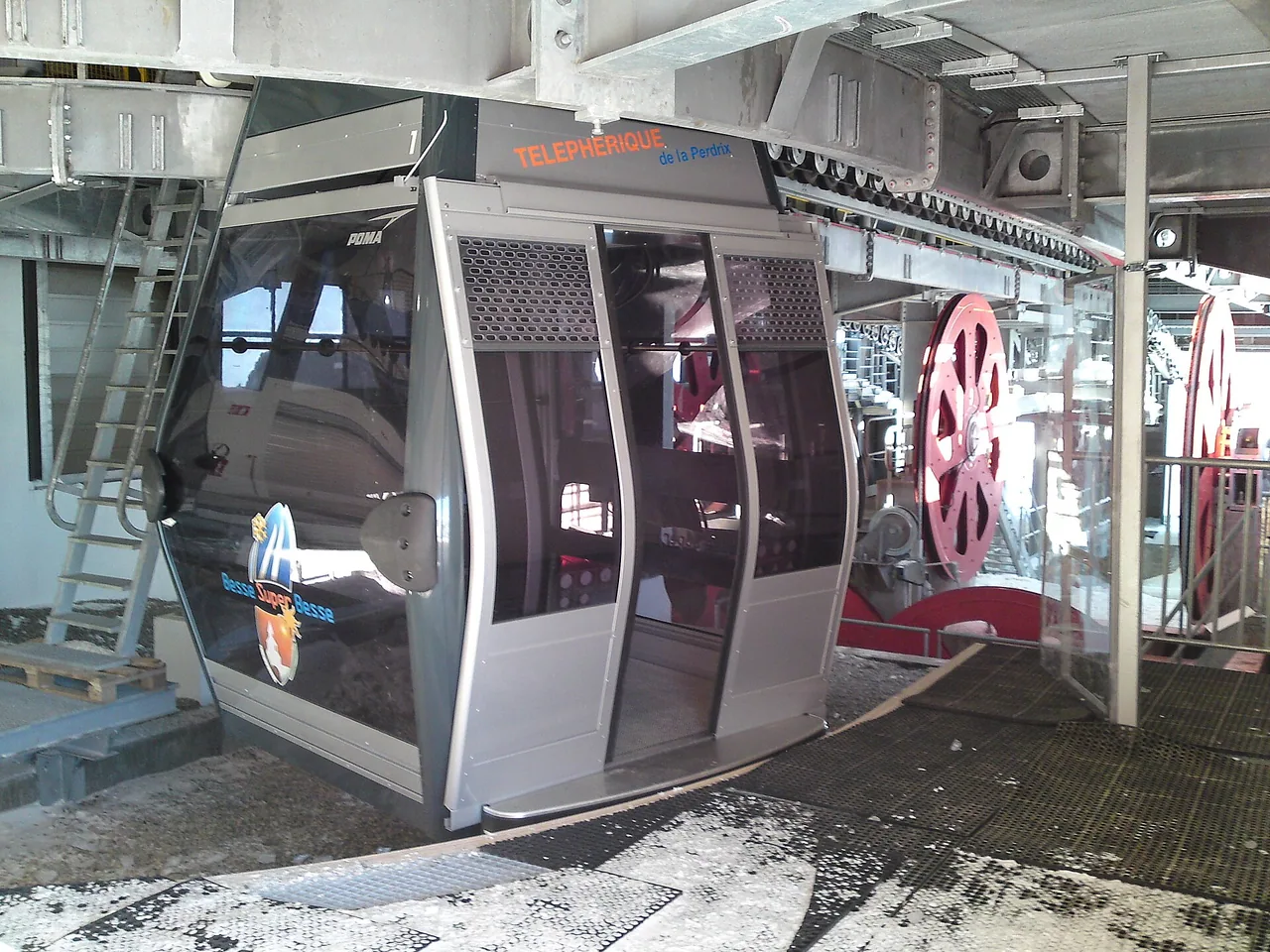 Cabine du funitel de Super-Besse photographiée en décembre 2008
