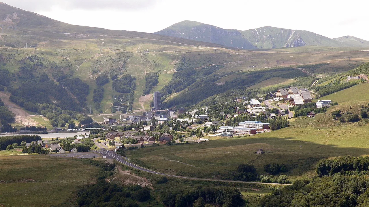 Vue estivale de la station de Super-Besse, du lac des Hermines et du massif du Sancy depuis le puy de Montchal