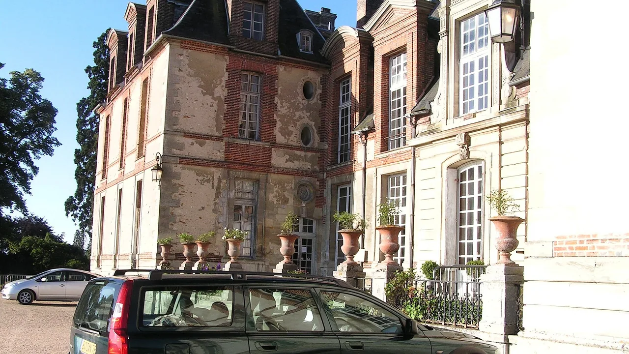 Façade principale du château de Thoiry, photographiée en journée hors festival des Lumières Sauvages.