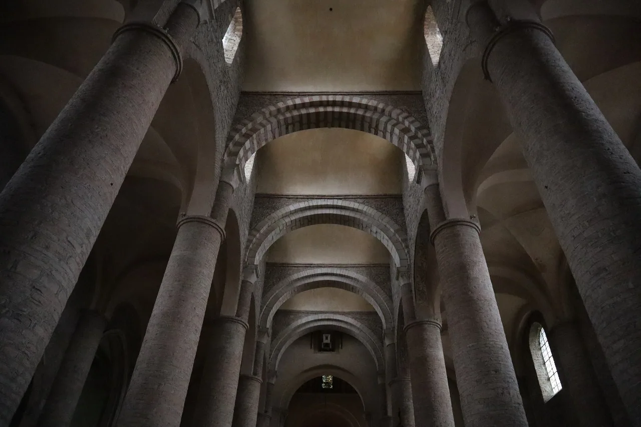 Nef et voûtes de l'abbatiale Saint-Philibert à Tournus photographiées en octobre 2020.