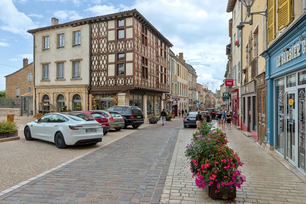 Place Carnot et rue de la République à Tournus, photographiées en août 2025.