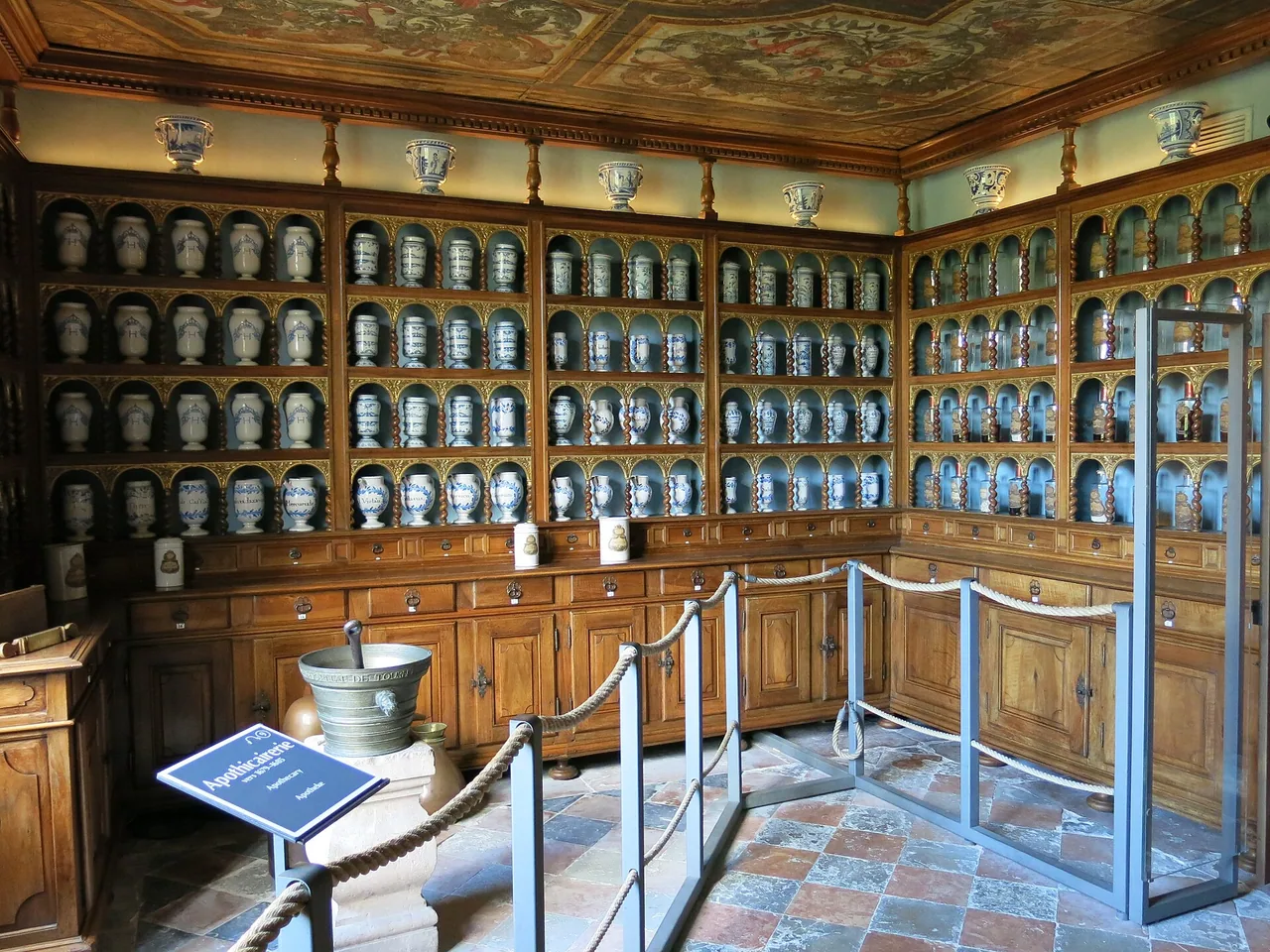 Apothicairerie historique de l'Hôtel-Dieu de Tournus, photographiée en août 2014.