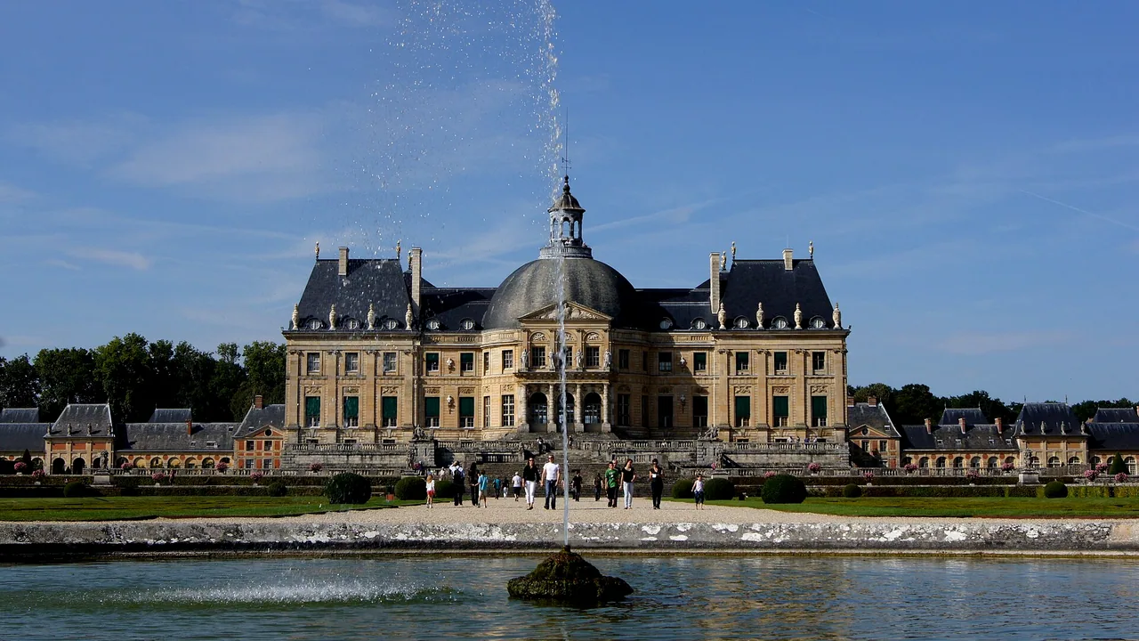 Façade sud du château de Vaux-le-Vicomte vue depuis les jardins