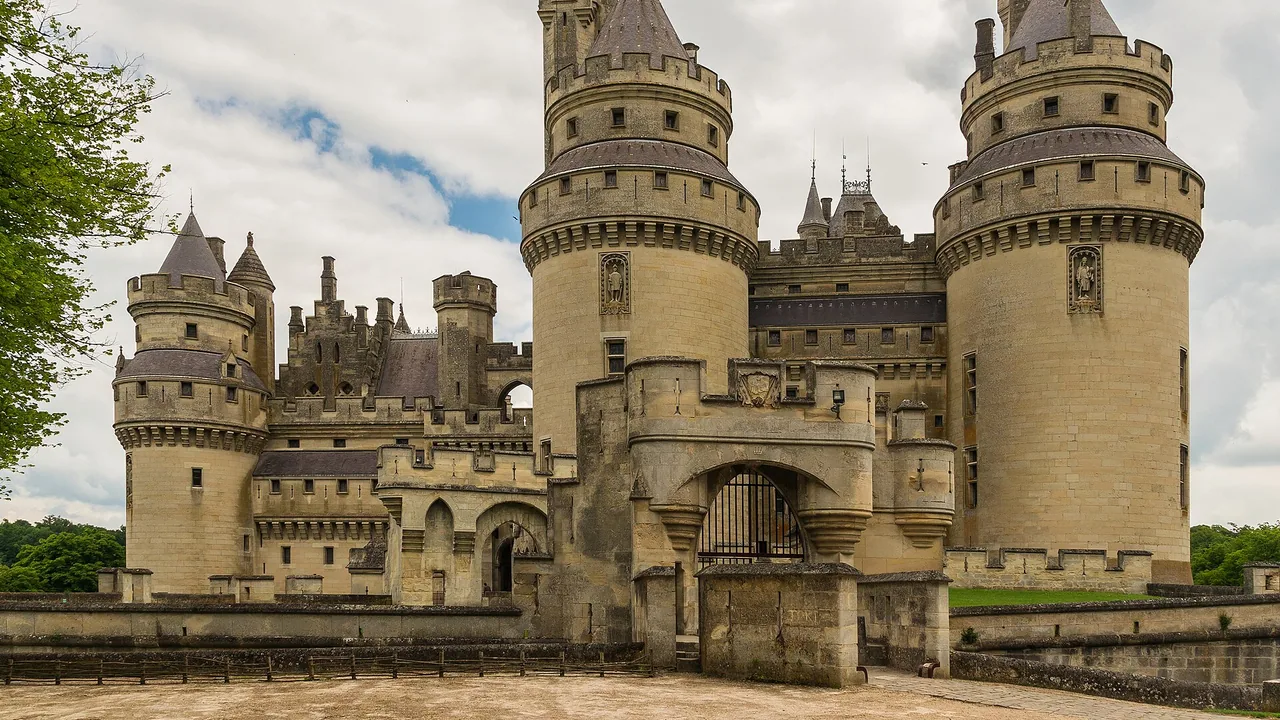 Château de Pierrefonds vu du sud, avec son entrée et ses tours