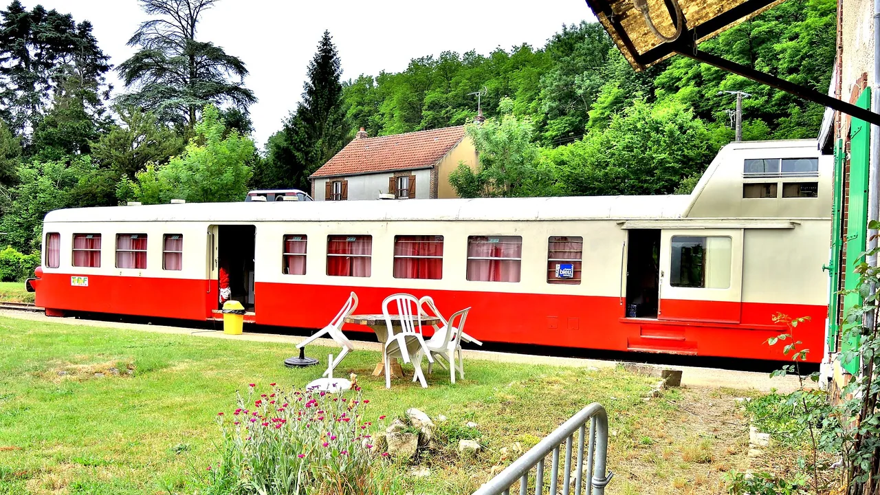 Train touristique photographié en gare de Toucy en juin 2017, hors circulation du Père Noël