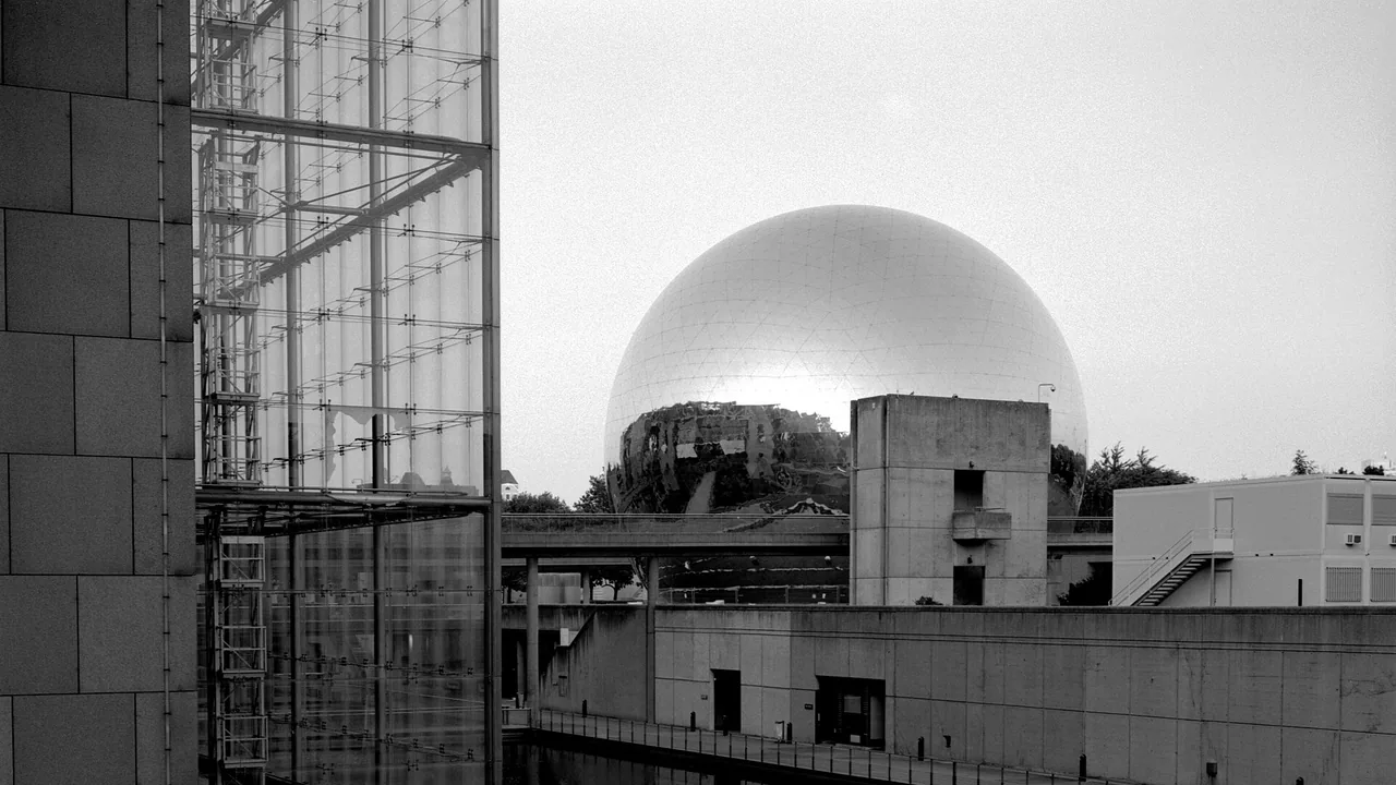 Extérieur de la Cité des sciences et de l'industrie à Paris