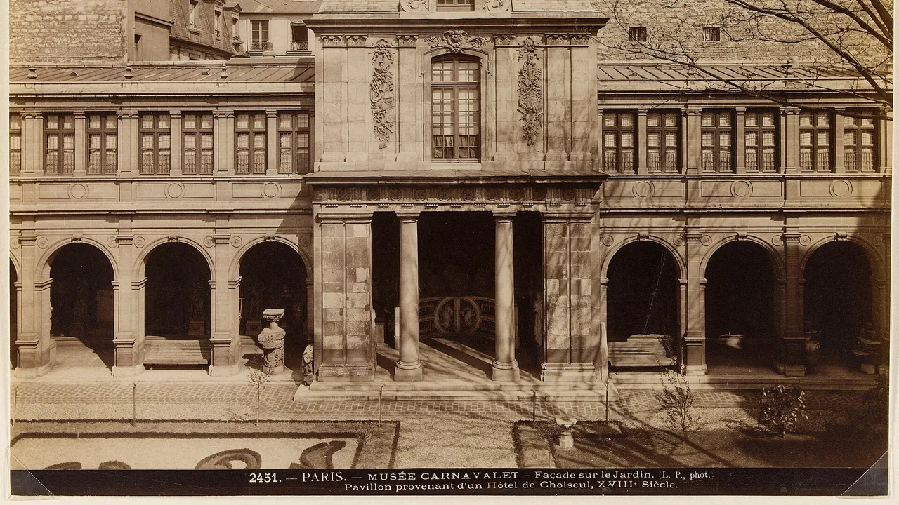 Façade sur le jardin du musée Carnavalet à Paris