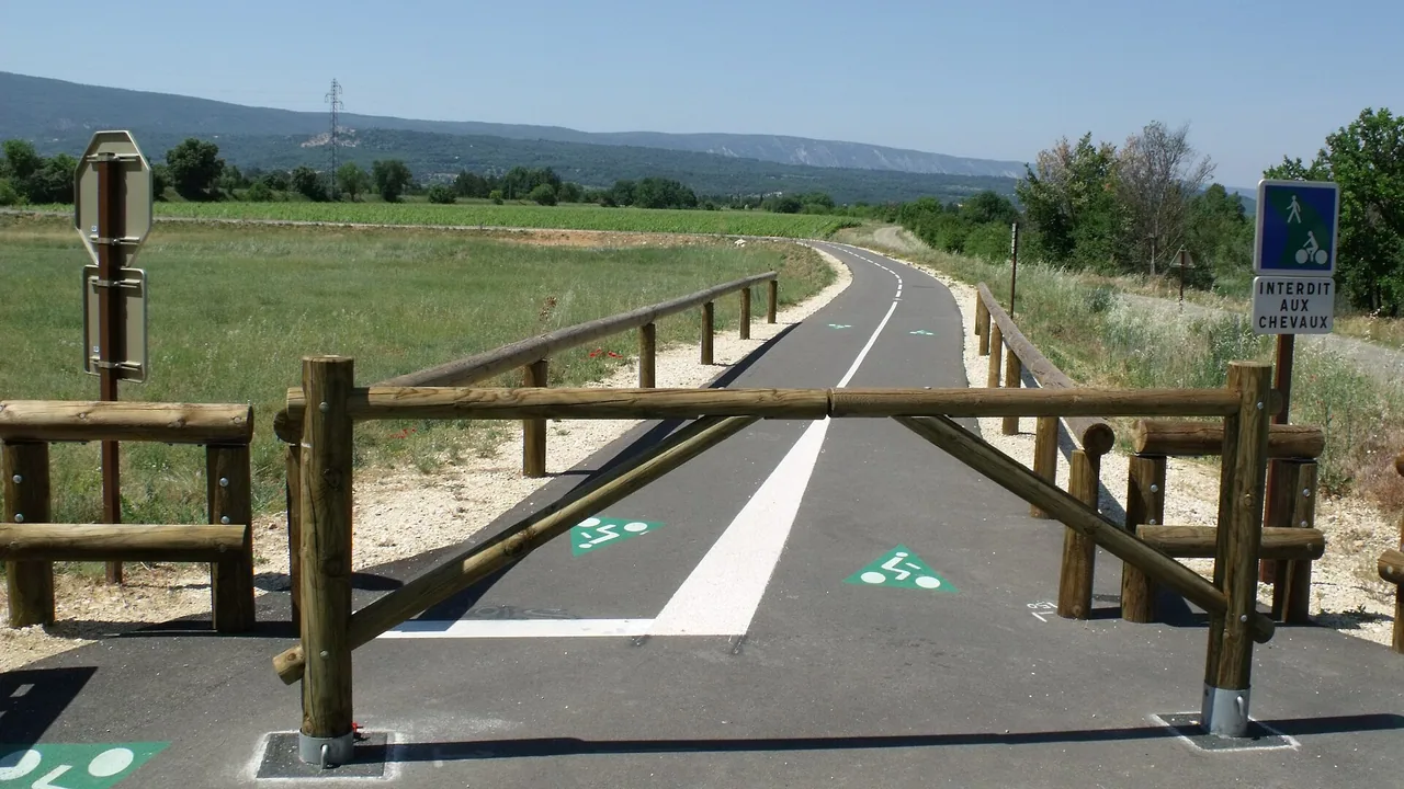 Voie verte de la véloroute du Calavon près du pont Julien, à Bonnieux