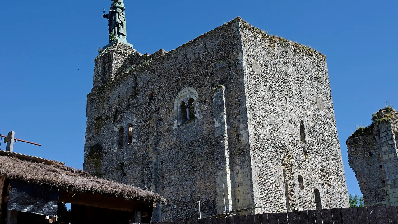 Forteresse médiévale de Montbazon photographiée en 2017, hors animations de Noël