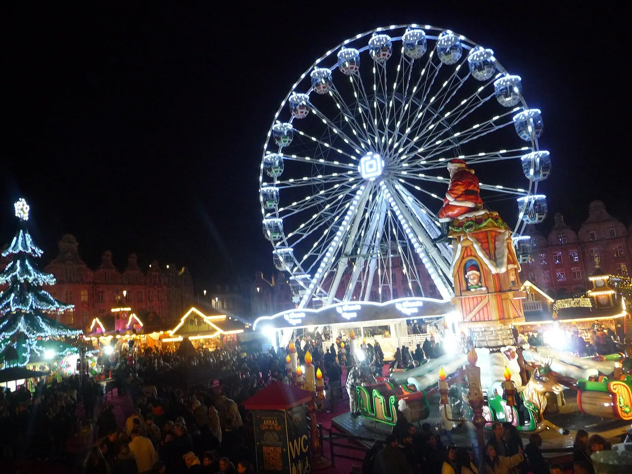 Grande roue et manège sur la Grand-Place d'Arras pendant le marché de Noël 2025