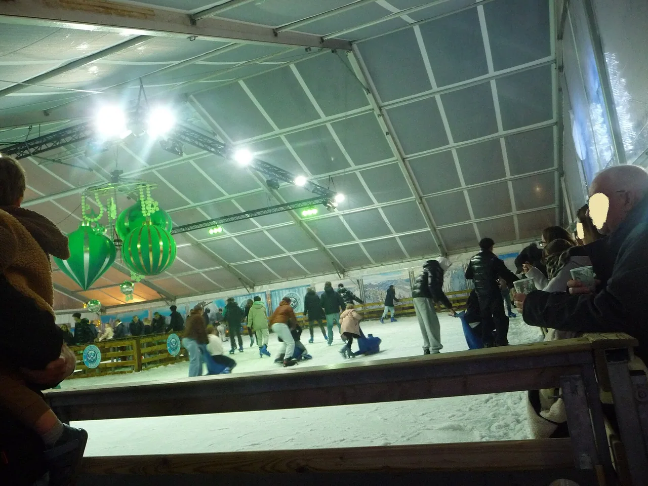 Patinoire temporaire installée sur la Grand-Place d'Arras pour Noël 2025