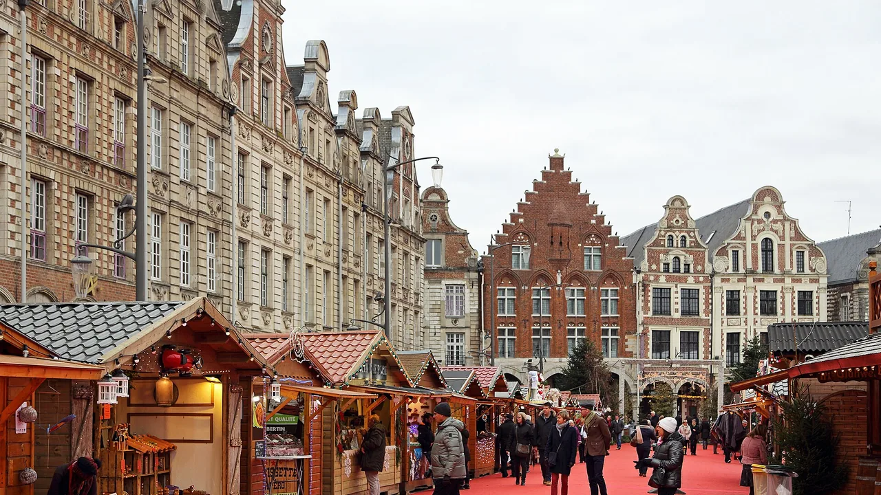 Chalets du marché de Noël sur la Grand-Place d'Arras photographiés en décembre 2017