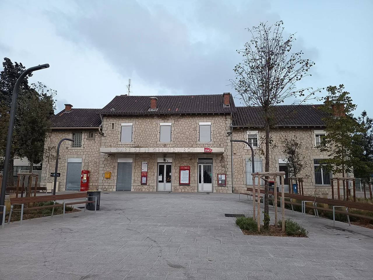 Bâtiment voyageurs de la gare du Grau-du-Roi vu depuis son parvis en juillet 2026
