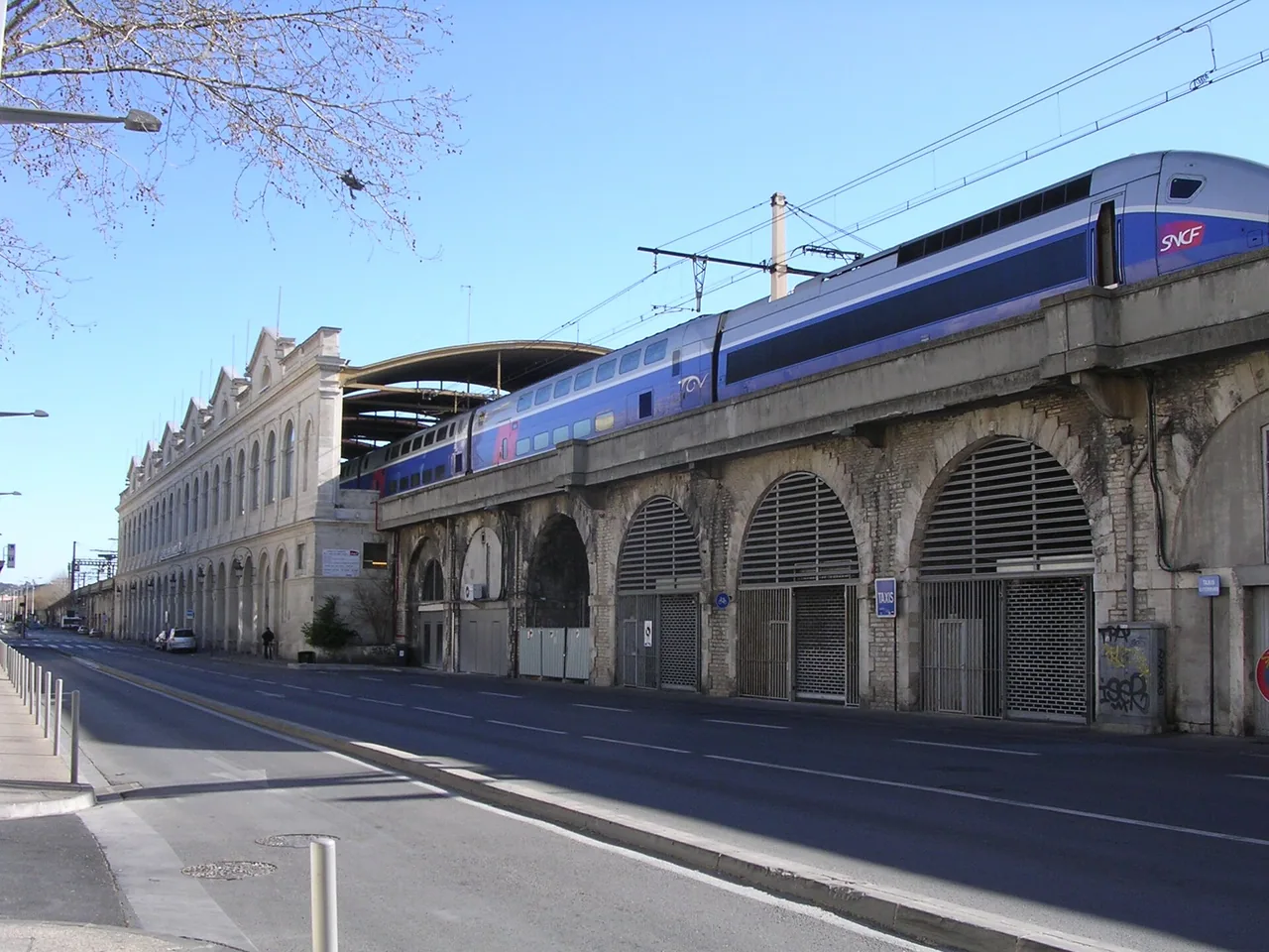 Train TGV Duplex à quai dans la gare de Nîmes Centre en mars 2008