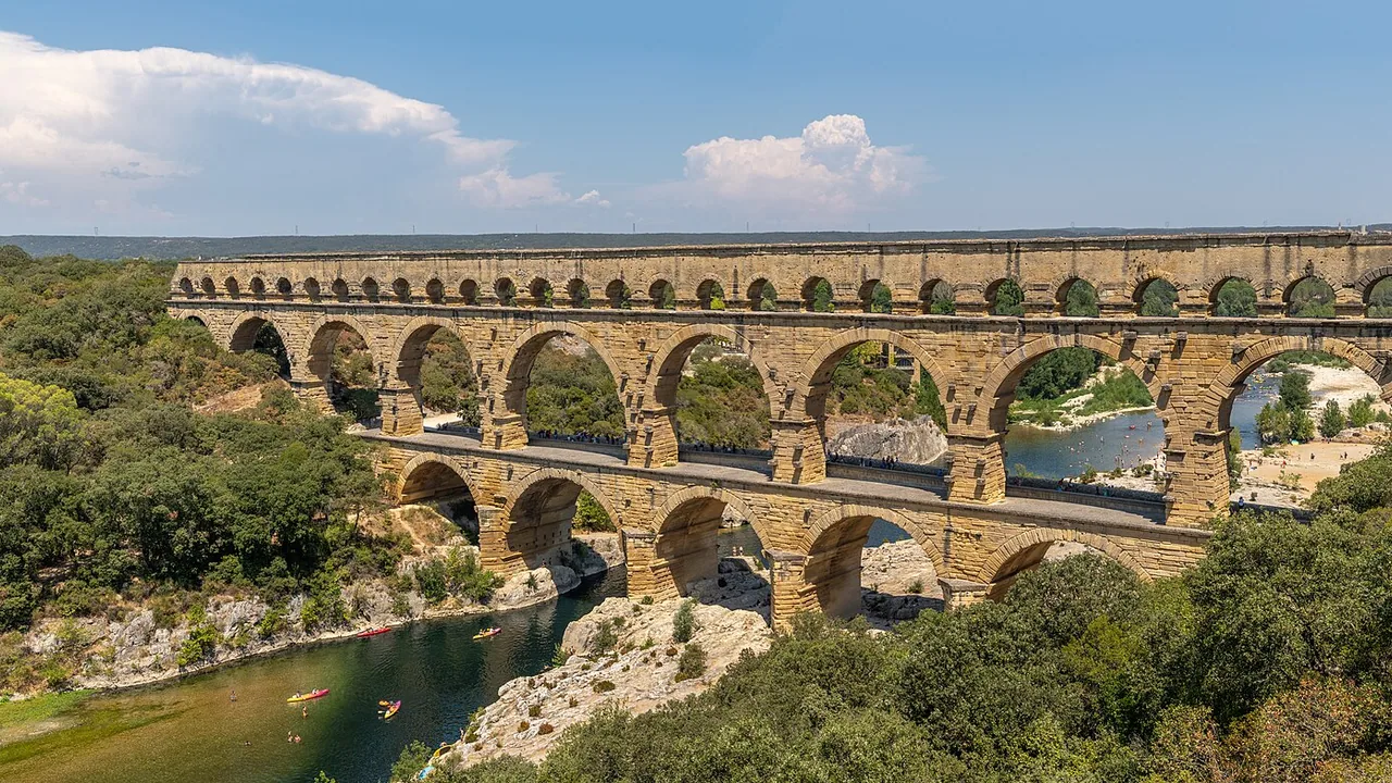 Vue panoramique du Pont du Gard et de ses arches au-dessus du Gardon