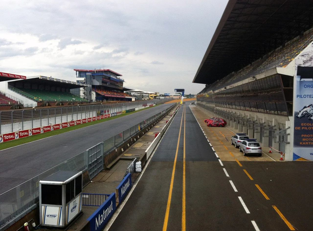 Ligne droite des stands et tribunes du circuit Bugatti au Mans, photographiées en 2013