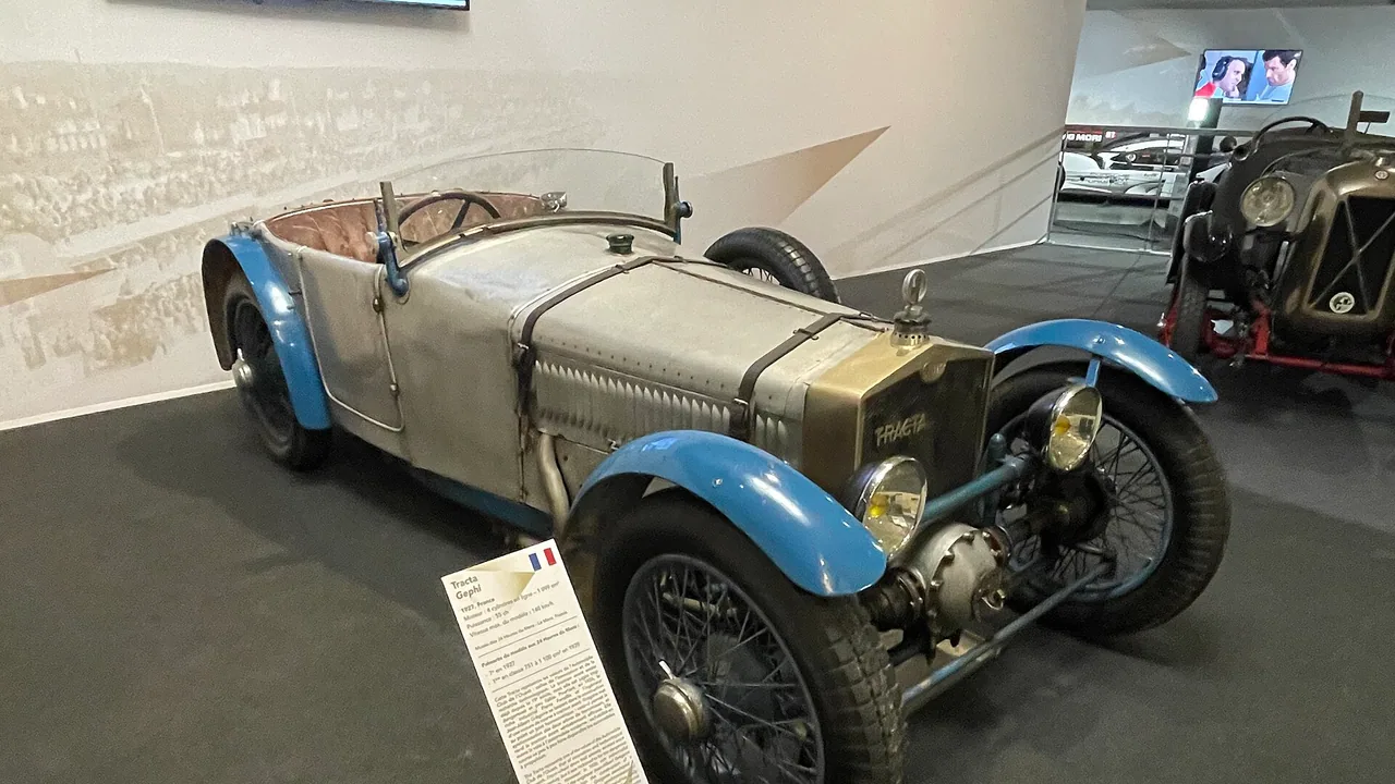 Voiture de course Tracta Gephi de 1927 photographiée en 2024 dans l'ancien musée des 24 Heures du Mans