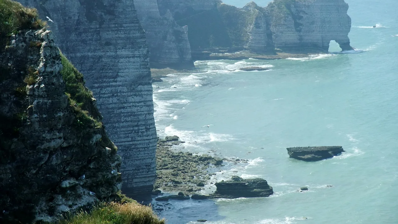 Porte d'Amont et falaises à l'est d'Étretat