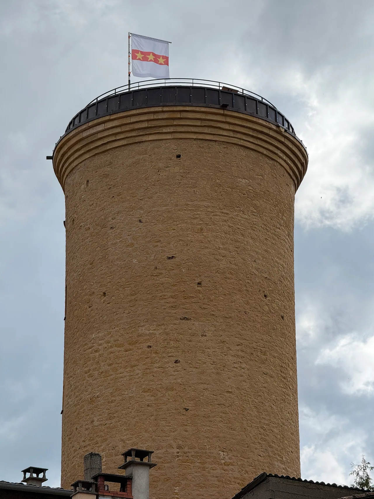 Tour médiévale d'Oingt dans le village de Val-d'Oingt, photographiée en mai 2025