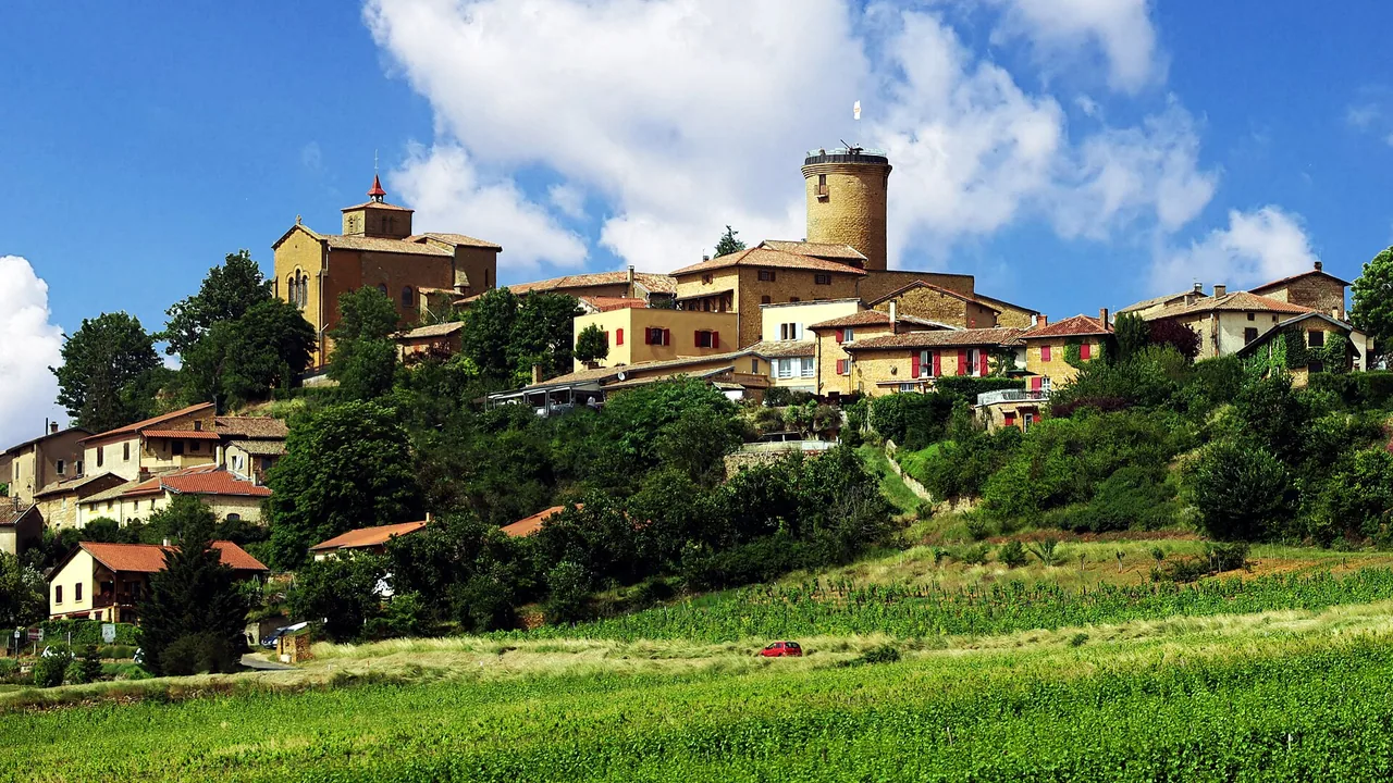Vue du village d'Oingt et de ses maisons en pierre dorée, dans le Beaujolais